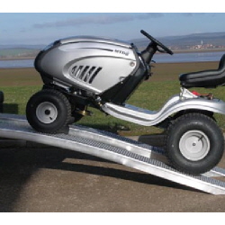 rasentraktoren-zubehoer-fuer-rasentraktor-verladeschienen-auffahrrampe-alu-gebogen-verschieden-groessen-kokotech