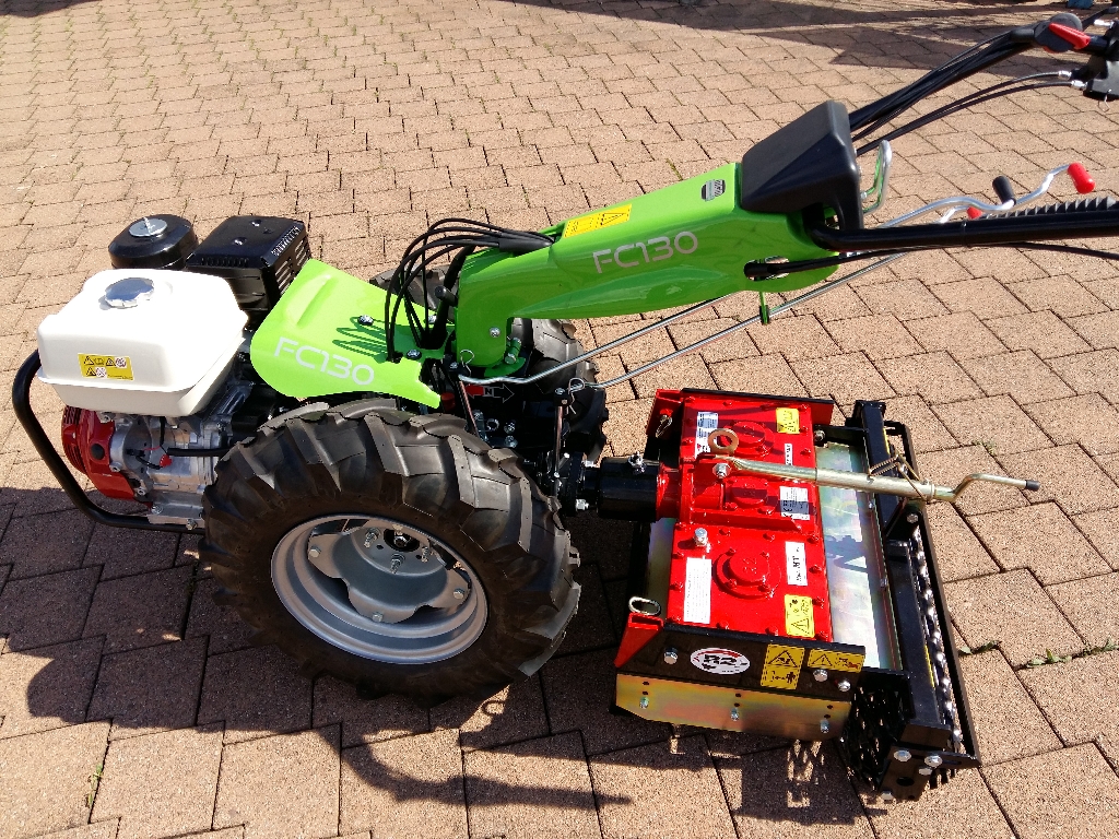 Umkehrfräse mit Einachser von der linken Seite