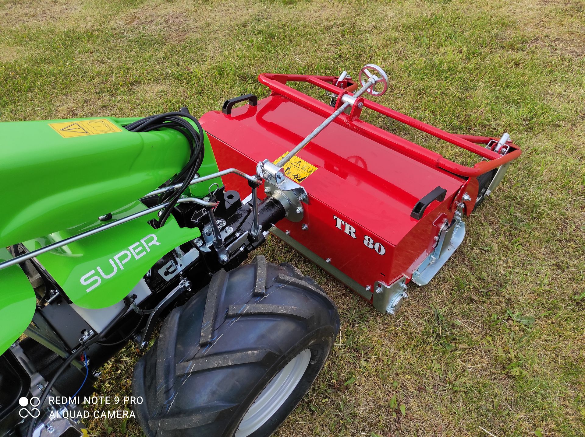 einsatzbereites Gespann aus Mulcher und Einachser MGM Castor Super einsatzbereites Gespann aus Mulcher und Einachser MGM Castor Super