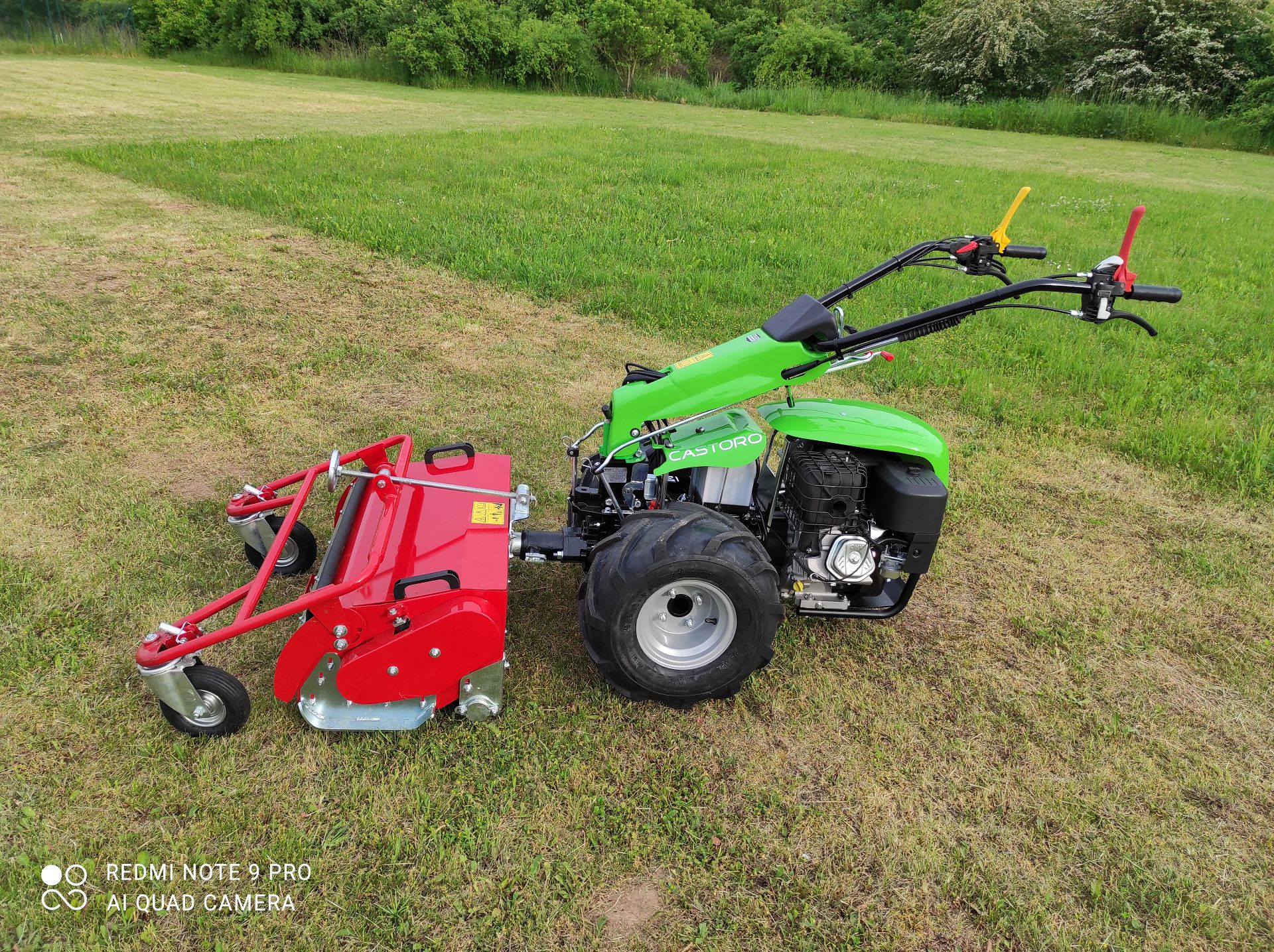 einsatzbereites Gespann einsatzbereites Gespann aus Mulcher und Einachser