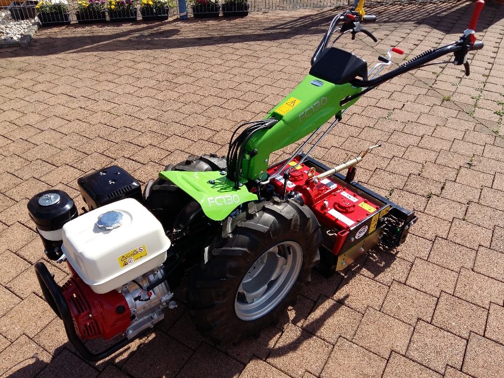 Einachser mit montierter Umkehrfräse