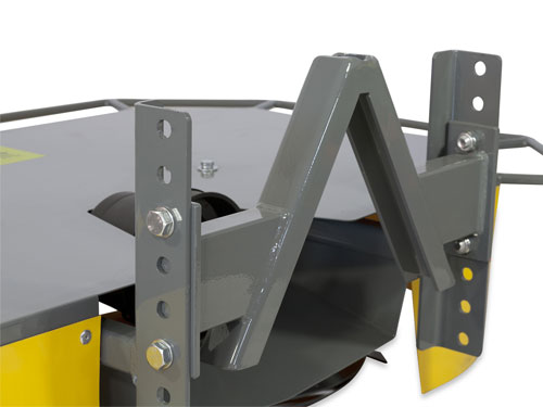 anbaugeraete-traktoren-kreiselmaehwerke-frontanbau-mittig-kreiselmaehwerk-km-f-115-cm-arbeitsbreite-_4 Montagewinkel mit verbautem Kuppeldreieck